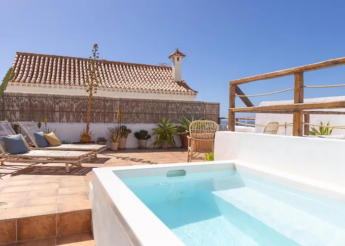 Charming House With Rooftop Pool 아게이크
