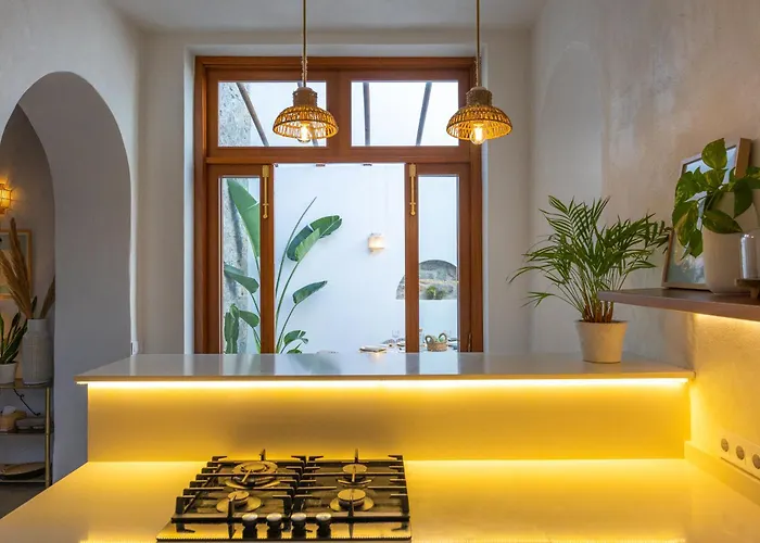 Charming House With Rooftop Pool 펜션 아게이크