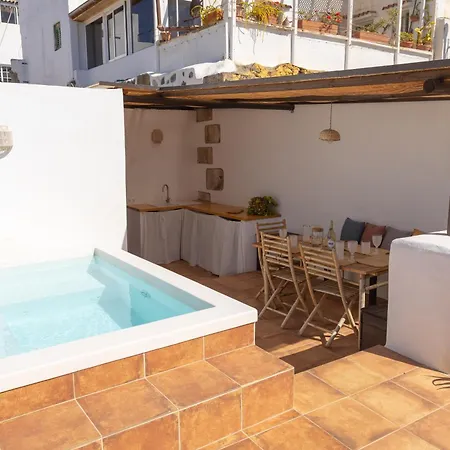 Charming House With Rooftop Pool Дом отдыха *
